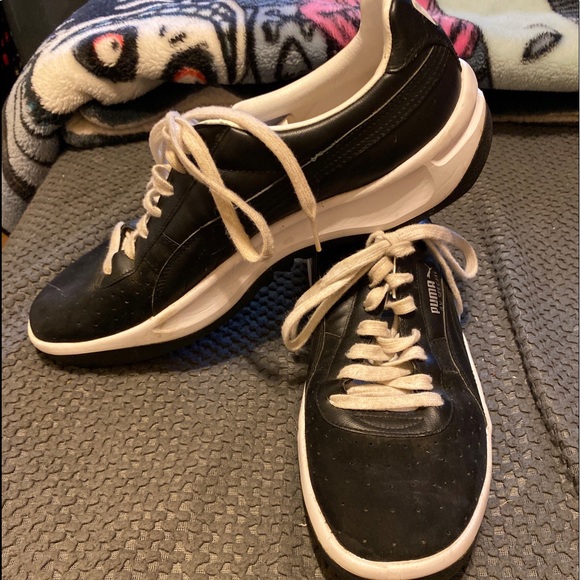 Sneakers - Picture 2 of 3